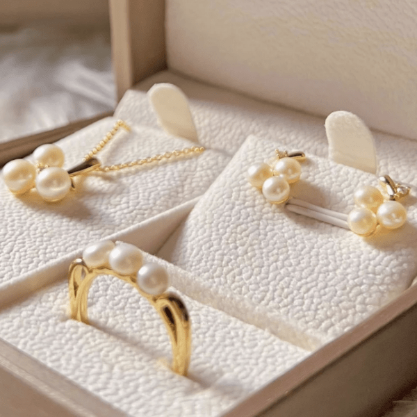 You Can't Go Wrong With Pearl Jewelry In A Gift Box!
