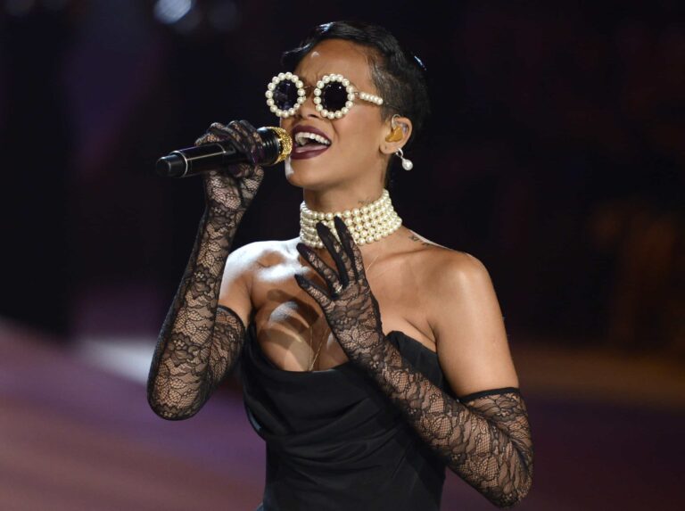 Rihanna Victorias Secret Fashion Show With Pearls